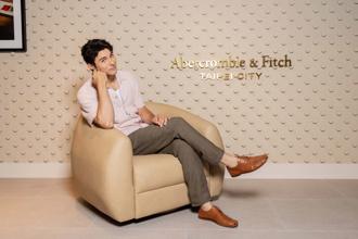 鳳小岳甜曝穿搭靠老婆 Abercrombie ＆ Fitch新店登場