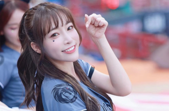 獨家》小龍女賽後哭了！見球迷一幕掩面落淚：很像回到二軍