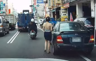 「併排停車」想檢舉？露背女車主現身 他打消念頭：原諒是美德