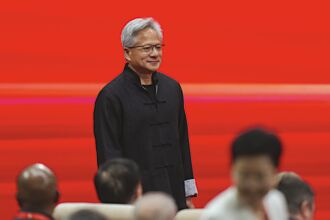 唐裝黃仁勳 鏈博會秀中文演講 大讚中國開源AI成為全球進步催化劑