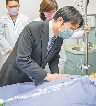 台電員工搶修觸電 賴探視打氣