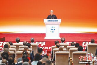 黃仁勳唐裝亮相 讚中國AI世界級