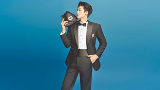 檀健次带货女包 时尚新宠