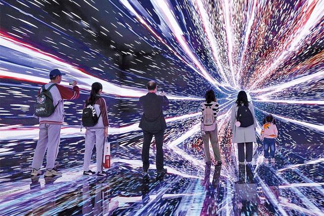 陸網信部門聚焦擺拍編造仿冒低俗炒作等問題嚴處一批短影音帳號。（新華社）