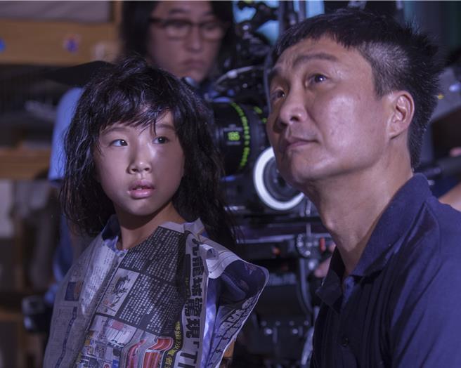 盈盈（左）在片中飾演鄭中基的女兒。（滾動工作室提供）