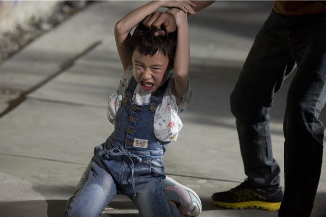 盈盈詮釋被欺凌的戲，讓觀眾看著十分心痛。（滾動工作室提供）