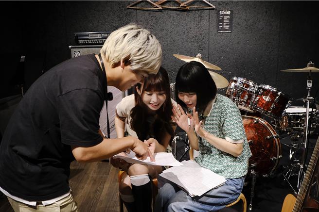 阿良（左起）、YABE、AOI在福岡練團。（麥卡貝網路電視提供）