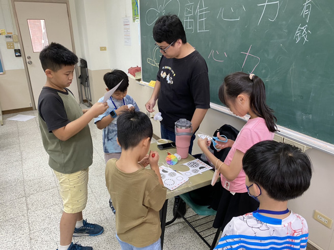 激发创意思维的魔法科学实验，让孩子们在快乐中学习、在探索中成长。(照片/开南大学提供)