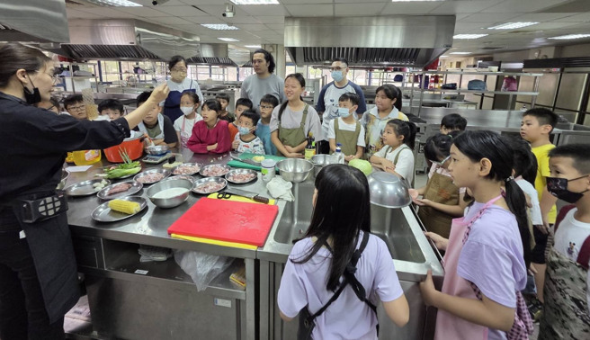 利用大学生的厨艺教室，小朋友也能做出美味餐点。（照片/开南大学提供）
