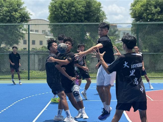 台中市大里高中手球队在2025年国际分龄手球赛，勇夺2005年组男子总冠军，成为成军7年欧洲首冠。（潘虹恩摄）