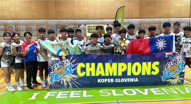 台中市大里高中手球队在2025年国际分龄手球赛，勇夺2005年组男子总冠军，成为成军7年欧洲首冠。（教练邱纪恺提供／潘虹恩台中传真）