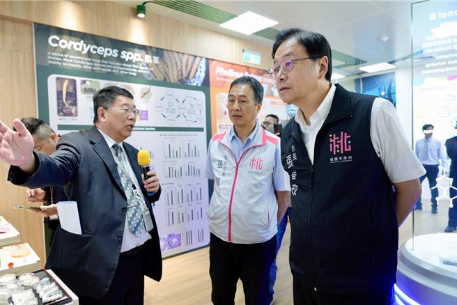 为加速企业落实节能减碳与ESG永续治理，桃园市长张善政17日率领市府团队前往荣获「桃金企业奖－ESG环境永续奖」的葡萄王生技股份有限公司龙潭厂，实地参访该公司在再生能源应用、循环经济与低碳创能等面向的具体成果。（图／经发局）