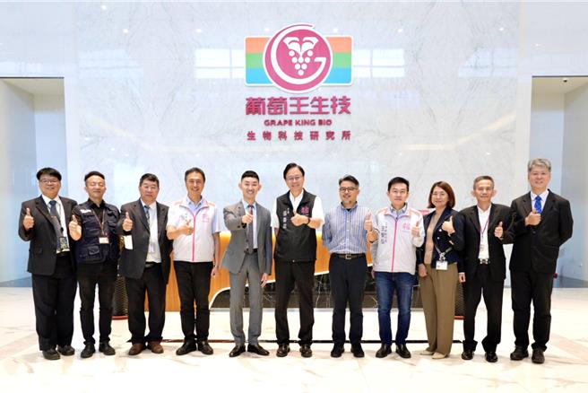 为加速企业落实节能减碳与ESG永续治理，桃园市长张善政17日率领市府团队前往荣获「桃金企业奖－ESG环境永续奖」的葡萄王生技股份有限公司龙潭厂，实地参访该公司在再生能源应用、循环经济与低碳创能等面向的具体成果。（图／经发局）