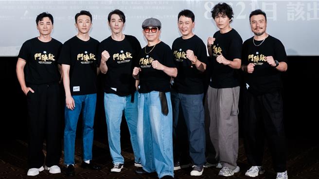 是元介（左起）、張懷秋、黃騰浩、高捷、王識賢、黃鐙輝、李銘忠17日出席《角頭－鬥陣欸》預告發佈記者會。（曼尼娛樂提供）