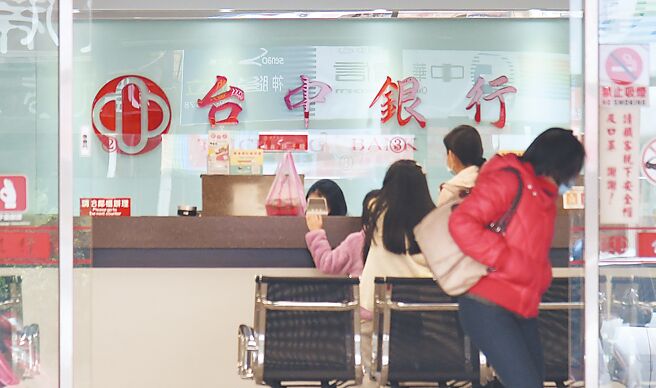 台中银日前举办「有爱无碍 与您同在」高龄防阻诈行脚活动，与高龄长辈一起分享正确金融知识，避免落入诈骗集团陷阱。图／本报资料照片