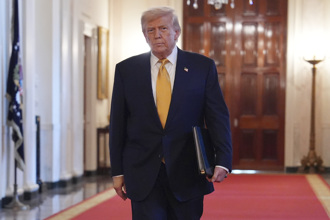 川普被爆曾寫「露骨生日信」給淫魔富豪 氣炸擬告《華爾街日報》