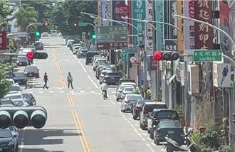 影》演習警報響起 台東阿伯悠哉騎車逛大街