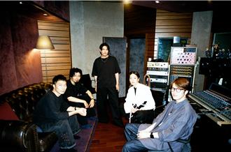 五月天瑪莎挺聲子蟲　戲院戴眼罩聽歌