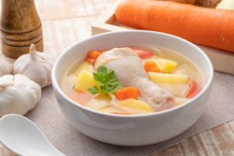 鸡肉蔬菜汤神助攻！缓症状感冒好更快 肾友得小心
