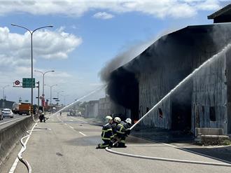 竹北西濱鐵皮工廠大火！消防急派人車前往灌救