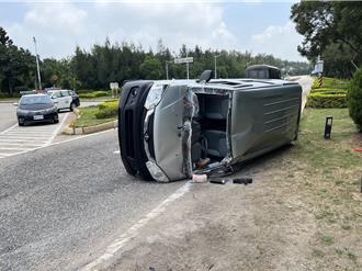 金門機場圓環車禍！八旬翁未禮讓　女駕駛遭撞側翻受困車內