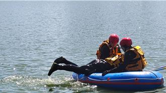 暑假水上安全！　桃園消防演練示範救溺五步