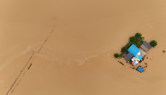 影》南韓連日豪雨大淹水 學生當街游泳 星巴克快滅頂