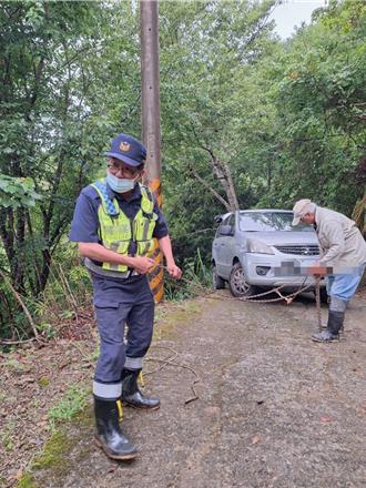 山區測勘迷途車輛受困　桃園警冒雨救援公所人員脫困