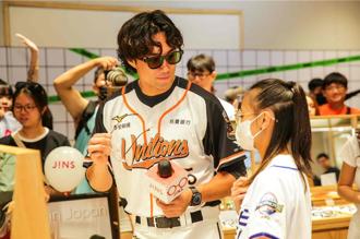 统一狮「潘帅」潘杰楷、Uni-Girls 化身JINS台北大巨蛋店一日店长