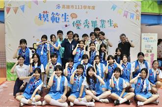 高市模範生與市長合影圓滿落幕   陳其邁勉勵畢業生勇敢追夢