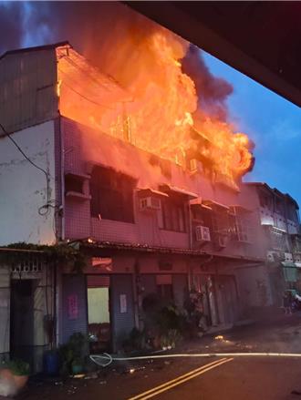 嘉義市芳興街透天厝火警　消防員從衣櫥救出受困女子