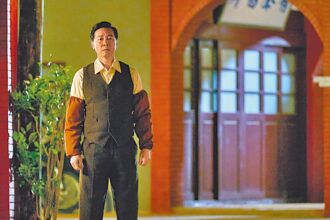 尹昭德严父教子 人品规矩不能偏