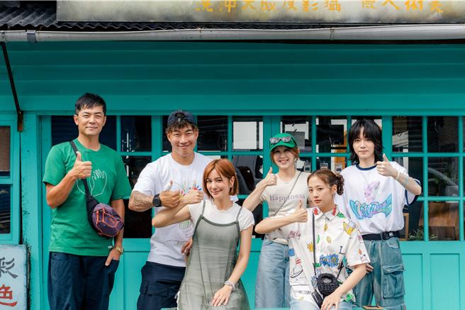 姚元浩（左起）、郭泓志、莎莎、白安、吳映潔、持修回到大魯閣。（好看娛樂提供）