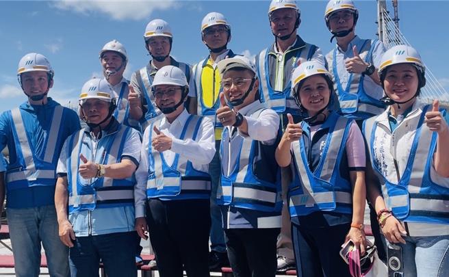 新北市市长侯友宜(第一排右四)今（18）日上午视察淡海轻轨二期先期工程。（李育嫺摄）