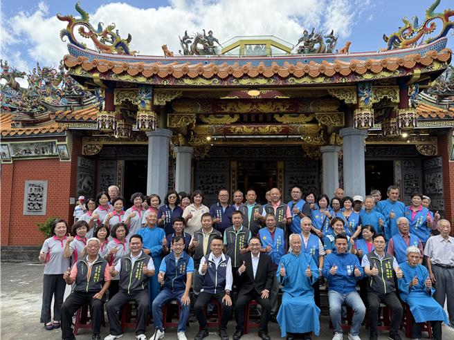 市长侯友宜(中)与行忠堂所有贵宾、志工合影留念。（新北市民政局提供）