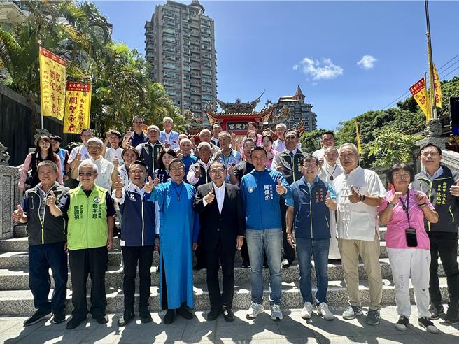 完成参拜后，市长侯友宜(第一排左五)与贵宾合影。（新北市民政局提供）