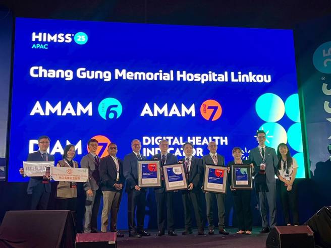 林口長庚陳建宗院長(左起第六位)率隊參加於馬來西亞吉隆坡舉辦的HIMSS APAC 2025國際年會,並獲頒AMAM第六級第七級、DIAM第七級及DHI數位健康指標滿分等四項國際認證獎座。(林口長庚醫院提供)