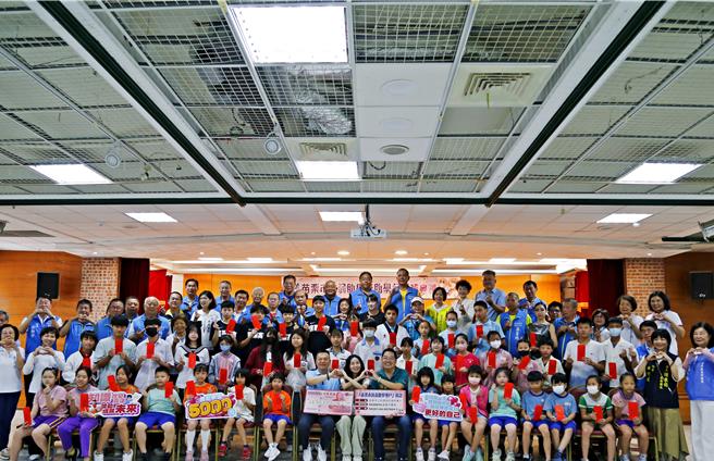 苗栗市公所18日上午举行113学年度下学期扶弱助学奖助学金颁奖典礼，本学期共有104名优秀学生获奖，每人获颁5000元奖助学金。（苗栗市公所提供／吕丽甄苗栗传真）