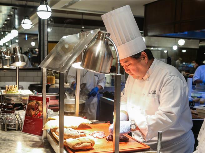 石原雅弘现任JR东日本集团NIPPON HOTEL总括料理长、东京车站大饭店及JR东日本大饭店台北行政总主厨，师承日本首位成功摘下米其林星星的名厨中村胜宏习艺。(粘耿豪摄)