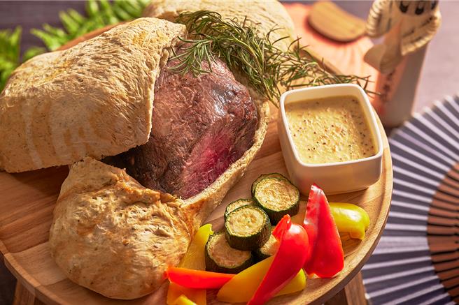 「日本美食祭」必吃菜式「香草麵包裹烤日本牛」，这是总长石原雅弘独创的特色菜，制程费工耗时。(JR东日本大饭店台北提供)