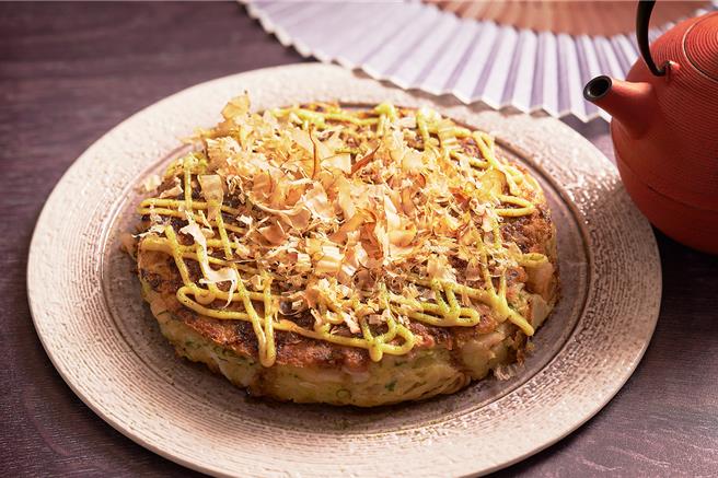 除日本F1牛肉料理外，「日本美食祭」同步献上「明太子烤生蚝」、「海鲜大阪烧」、「柚庵烧鱼」等多款经典日料。(JR东日本大饭店台北提供)