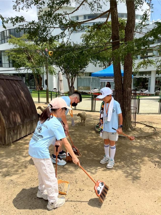 九九峰动物乐园举行「小小饲育员体验营」，小小见习生清理可爱动物的环境。（业者提供／杨静茹南投传真）
