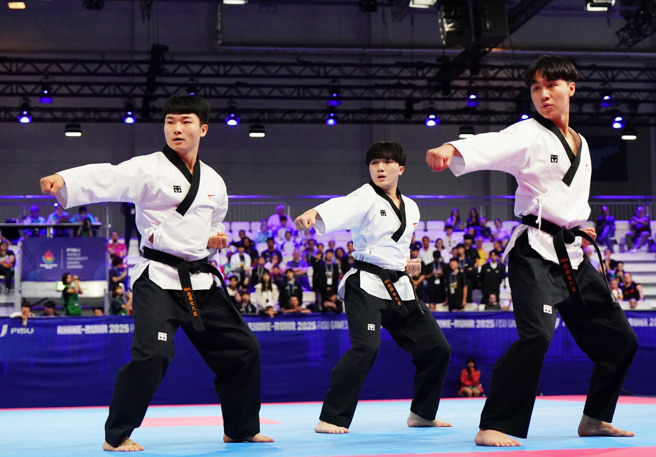 2025年德國萊茵魯爾世大運，中華跆拳道品勢男團摘下銅牌。（圖／大專體總提供）