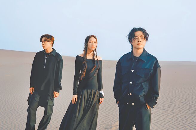 告五人成员云安（左起）、犬青、哲谦日前赴日本的中田岛沙丘拍摄新歌MV。（相信音乐提供）