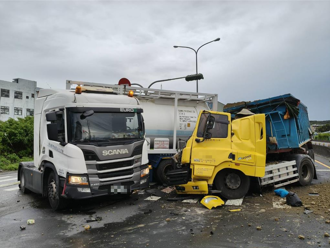 竹北化學槽車「載10噸化骨水」撞砂石車釀外洩     警消急封路