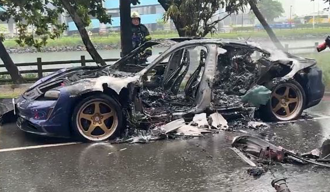 剛發動突冒煙！500萬保時捷Taycan秒變火球「燒剩骨架」