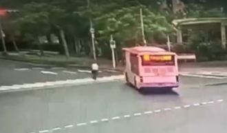 北市公車未禮讓！國內乳癌權威名醫斑馬線遭撞慘死 驚悚畫面曝光