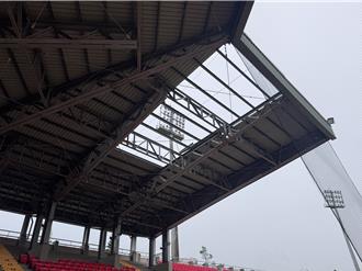 丹娜絲颱風掀翻嘉義棒球場屋頂 職棒賽事緊急移地