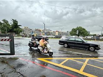 高雄鳳山廢棄鐵軌成「滑軌」 雨天易釀禍恐成交通陷阱