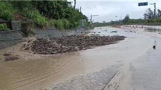 薇帕颱風發威！南迴公路土石坍塌斷交通